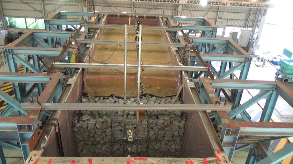 Full scale shake table test (Case1 Vertical type) Seismic behavior of gabion walls Case 1: Vertical-type Sinusoidal wave 3Hz (257Gal in fourth step) The head of the retaining wall tilted forward 80cm
